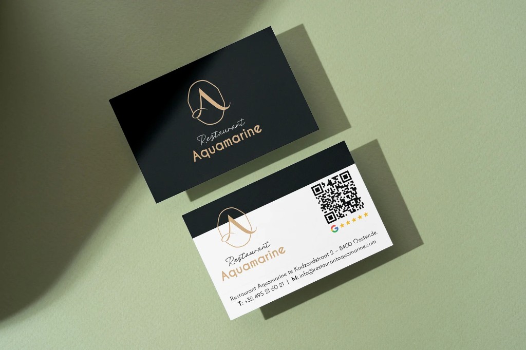 Visitekaartjes Restaurant Aquamarine op een zacht groene achtergrond